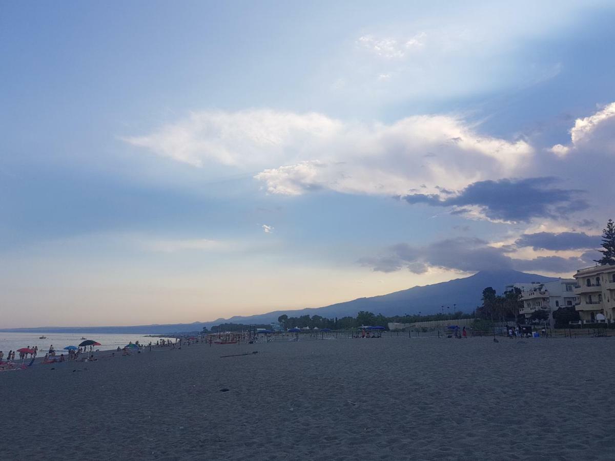 Appartamento I Puritani On The Beach Giardini Naxos Eksteriør bilde