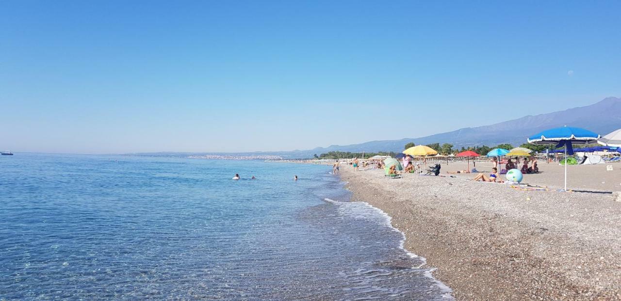 Appartamento I Puritani On The Beach Giardini Naxos Eksteriør bilde
