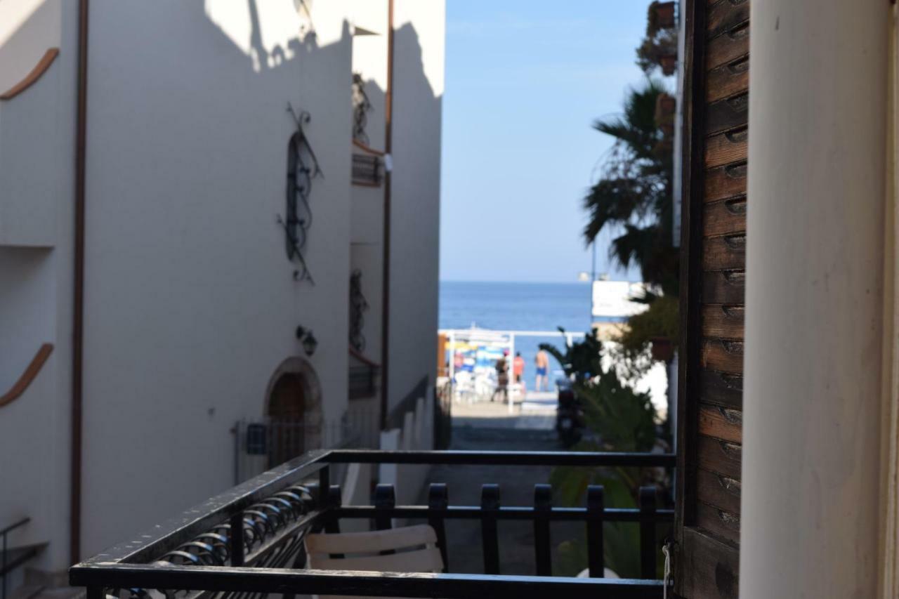 Appartamento I Puritani On The Beach Giardini Naxos Eksteriør bilde